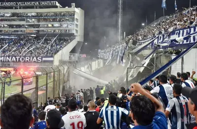 Трагедия в Перу: Стадион рухна преди дерби