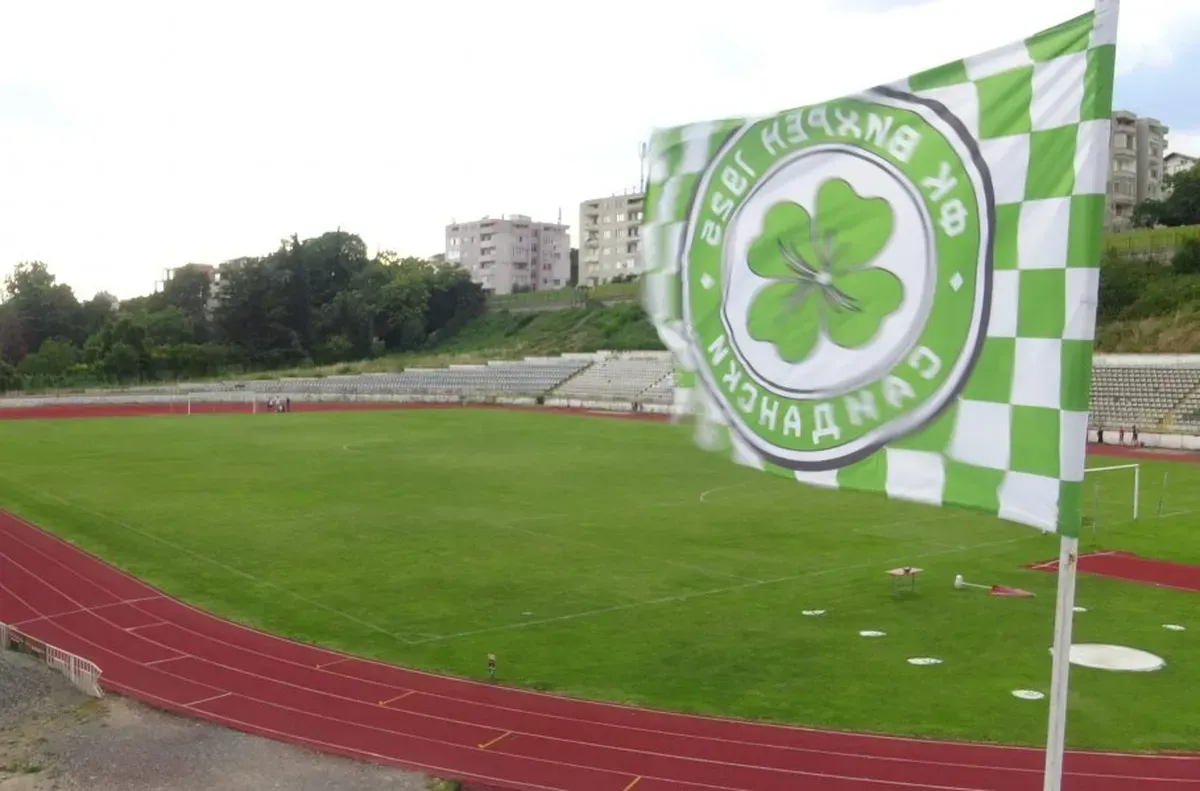 Вихрен строи модерна база