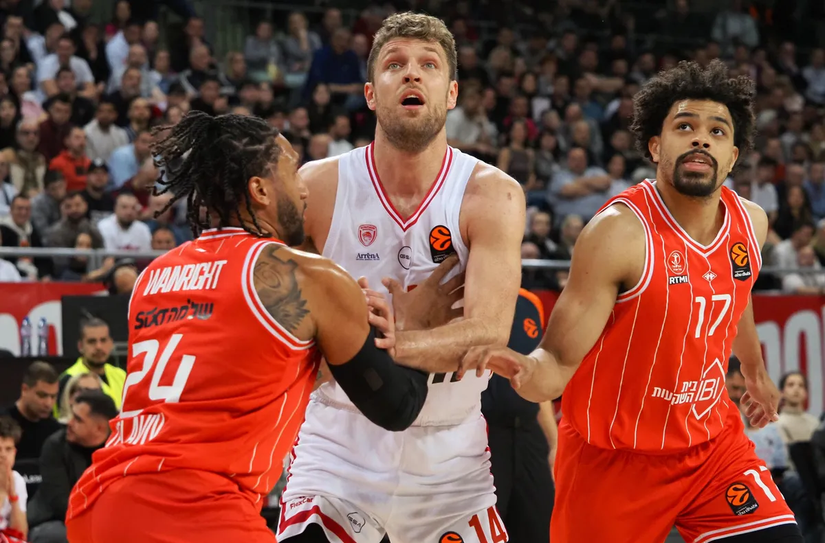 Везенков и Олимпиакос биха Апоел Тел Авив в София (ВИДЕО)