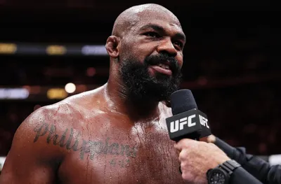 Джон Джоунс окачи ръкавиците и се сбогува със спорта