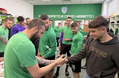 Ники Златев спечели турнир по борба с великденски яйца в Черно море