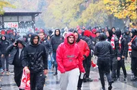 Феновете на ЦСКА тръгнаха към стадиона (СНИМКИ)