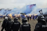 Фен на ЦСКА се натресе на агитка на Левски (ВИДЕО)