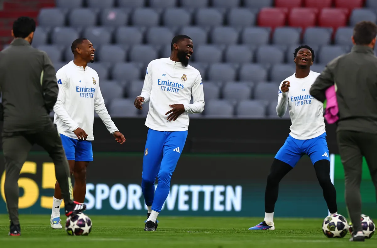 Феновете на Байерн Мюнхен събудиха играчите на Реал Мадрид с фойерверки