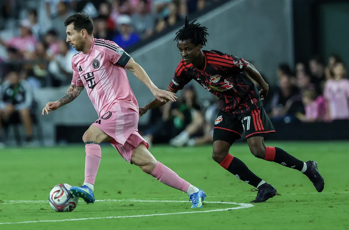 Лео Меси купи испански клуб