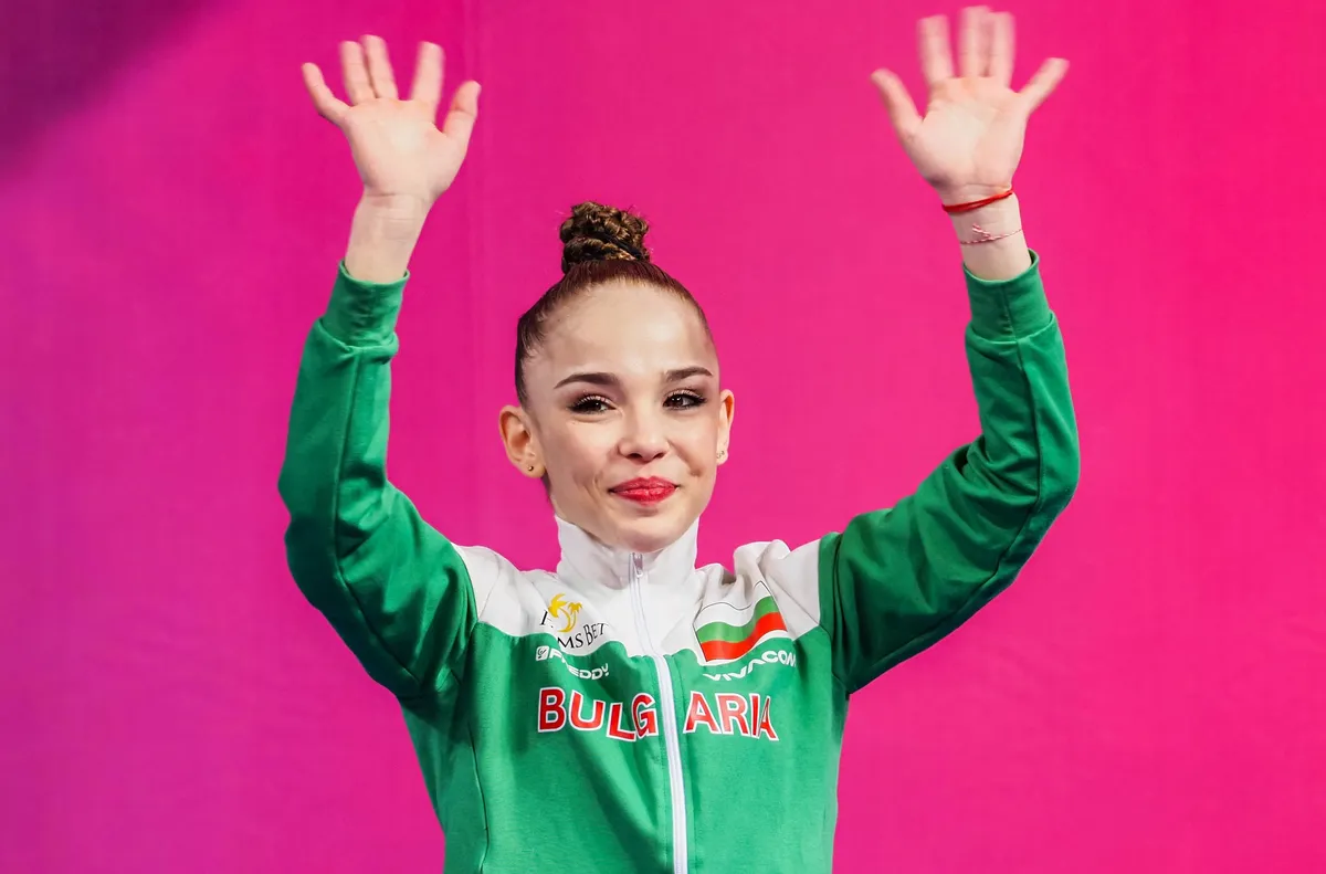 Стилияна Николова се класира за финалите на бухалки и на лента в Баку