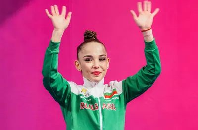 Стилияна Николова се класира за финалите на бухалки и на лента в Баку