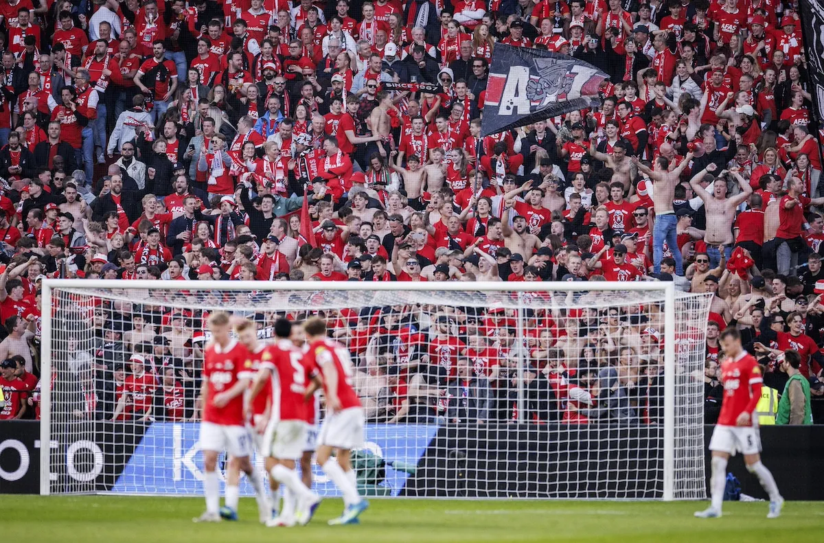 Палач на Левски в Европа вдигна Купата (ВИДЕО)