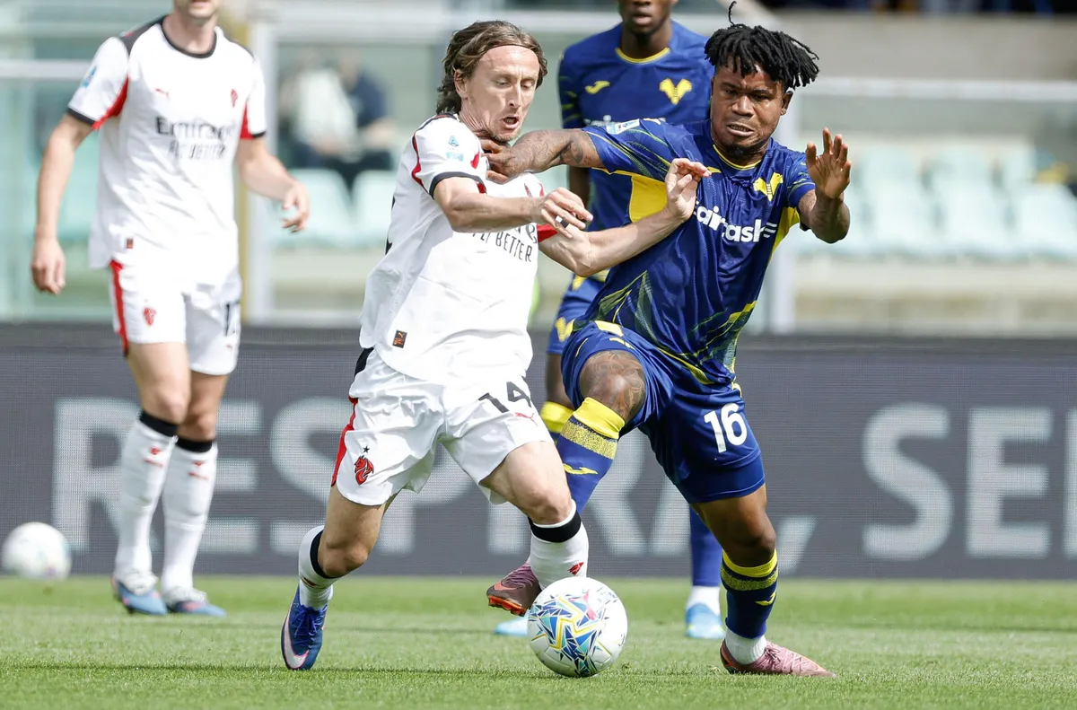 Нападател на Верона се сби с фен на отбора