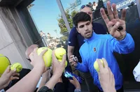 Карлос Алкарас с предпазна протеза на ръката