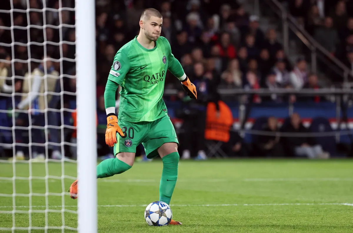 Вратар на ПСЖ се дистанцира от съотборниците си