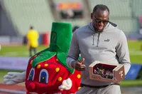 Юсейн Болт съветва младок