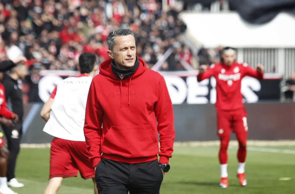 Янев сменя липсващите срещу Левски с българи