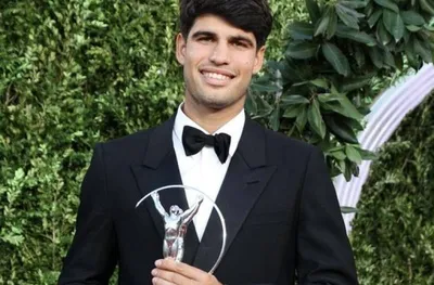 Испанската тенис звезда Карлос Алкарас показа своята последна награда