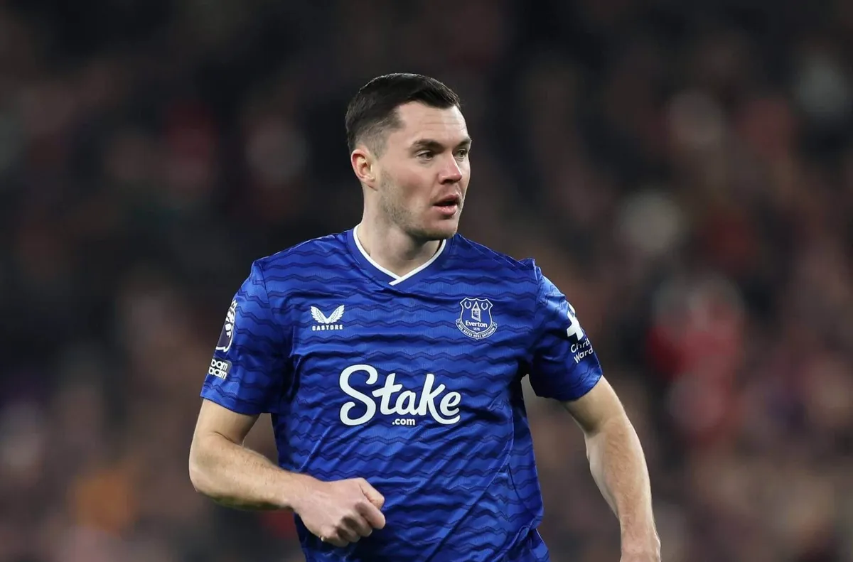 Официално: Евертън подписа нов договор с опитния бранител Майкъл Кийн за още един сезон