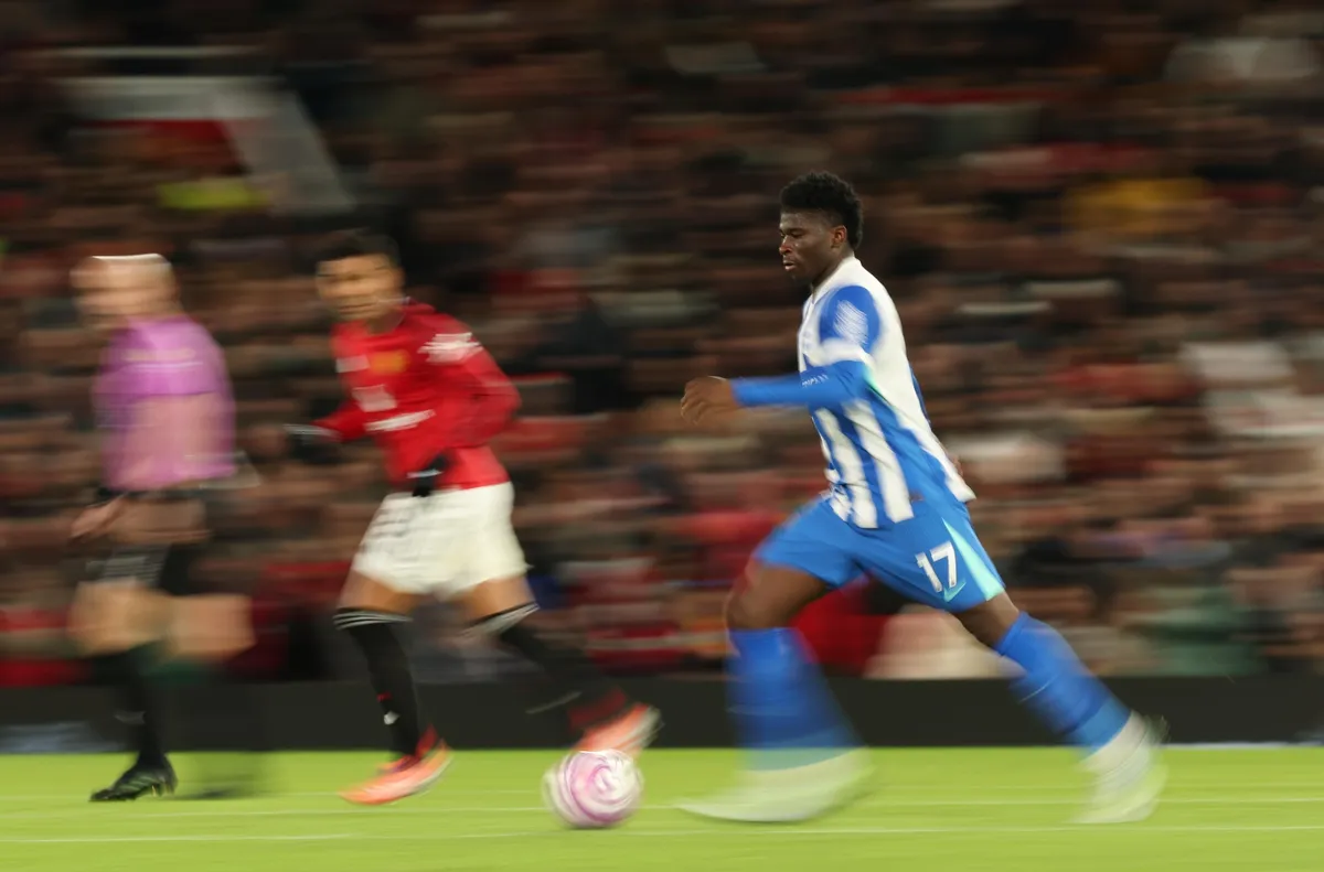 Манчестър Юнайтед продължава да следи Карлос Балеба