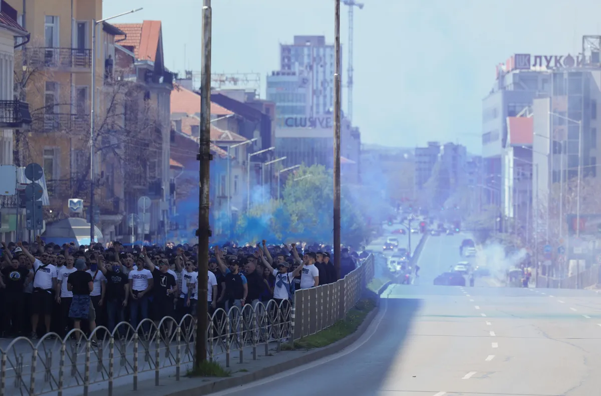 Феновете на Левски започнаха шествието си за дербито с ЦСКА (СНИМКИ)