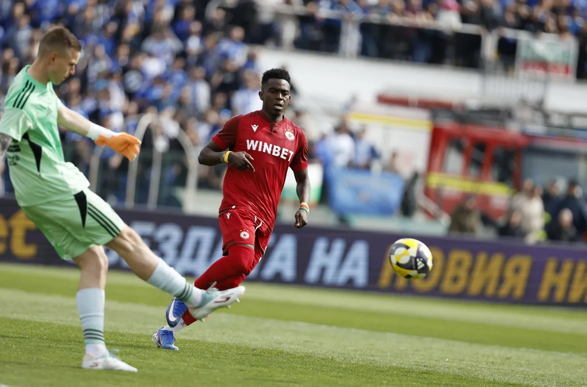 Феновете на Левски защитиха Вуцов след кошмарната грешка