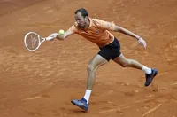 Медведев с трудна победа в Мадрид