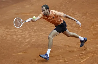 Медведев с трудна победа в Мадрид