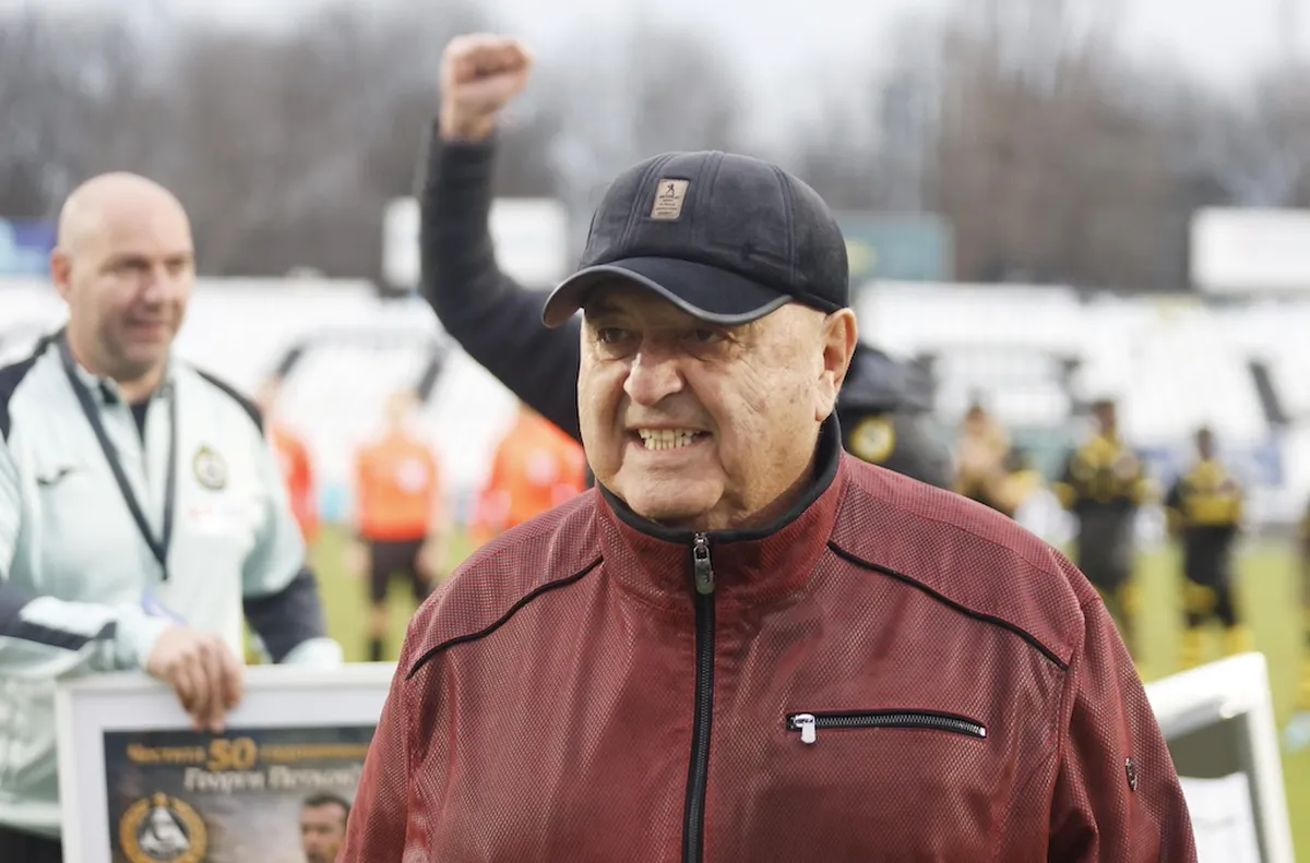 Фенове на Славия скочиха на Венци Стефанов