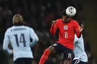 Астън Вила влиза в битка с Барселона за Рашфорд