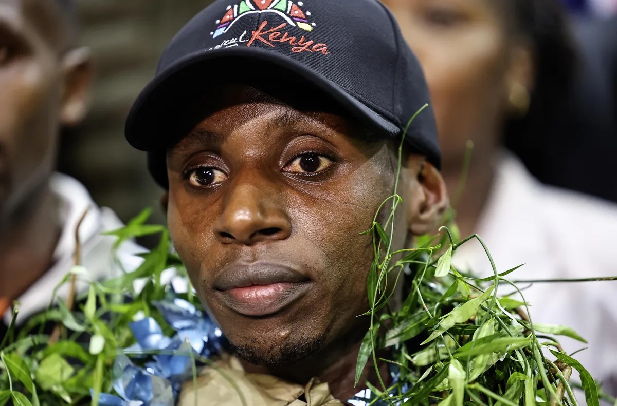 Посрещнаха рекордьора в маратона като национален герой в Кения