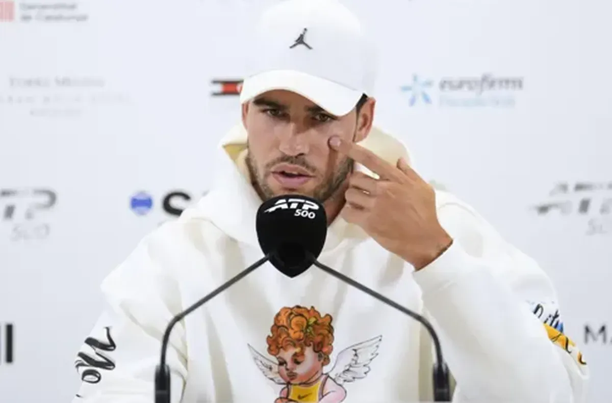 Алкарас подкрепя малкия си брат от трибуните в Мадрид