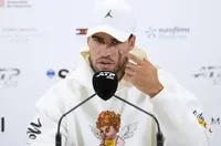 Алкарас подкрепя малкия си брат от трибуните в Мадрид