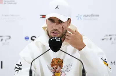 Алкарас подкрепя малкия си брат от трибуните в Мадрид