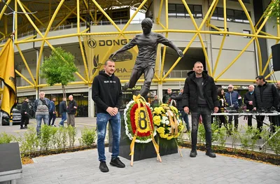 Откриха паметника на Динко Дерменджиев пред „Колежа“