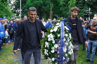 Левски поднесе цветя на Могилката