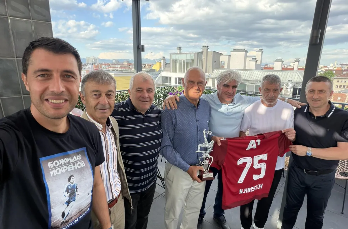 Никола Христов отпразнува 75 г. в компанията на редица родни футболни легенди