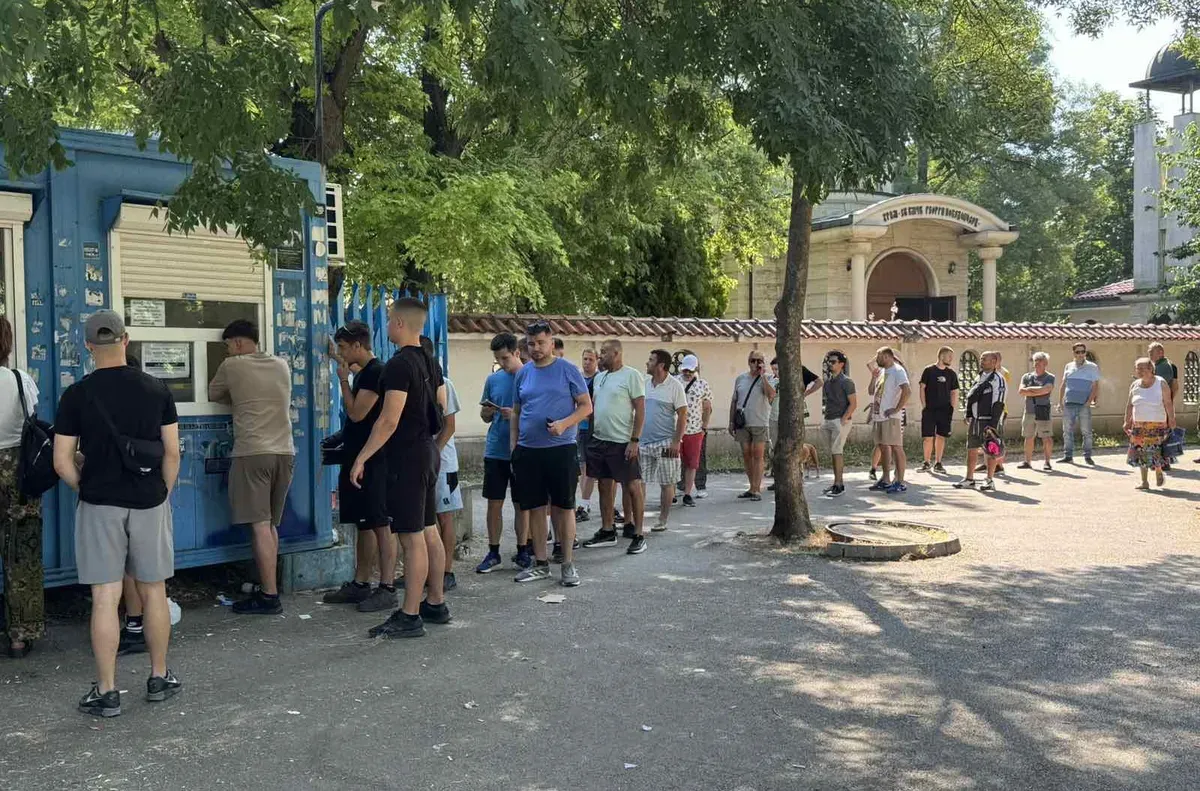 Дълга опашка на “Герена” за билети срещу Кайрат 