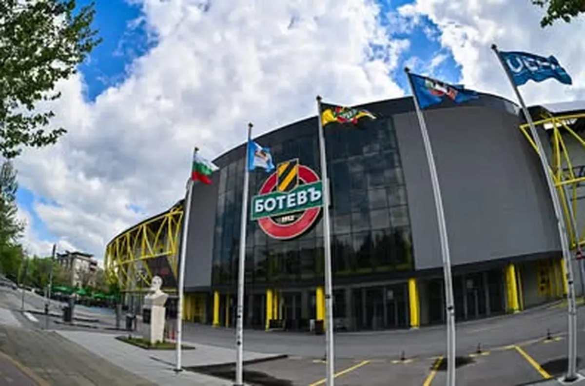 Феновете на Ботев организират бдение пред “Колежа”