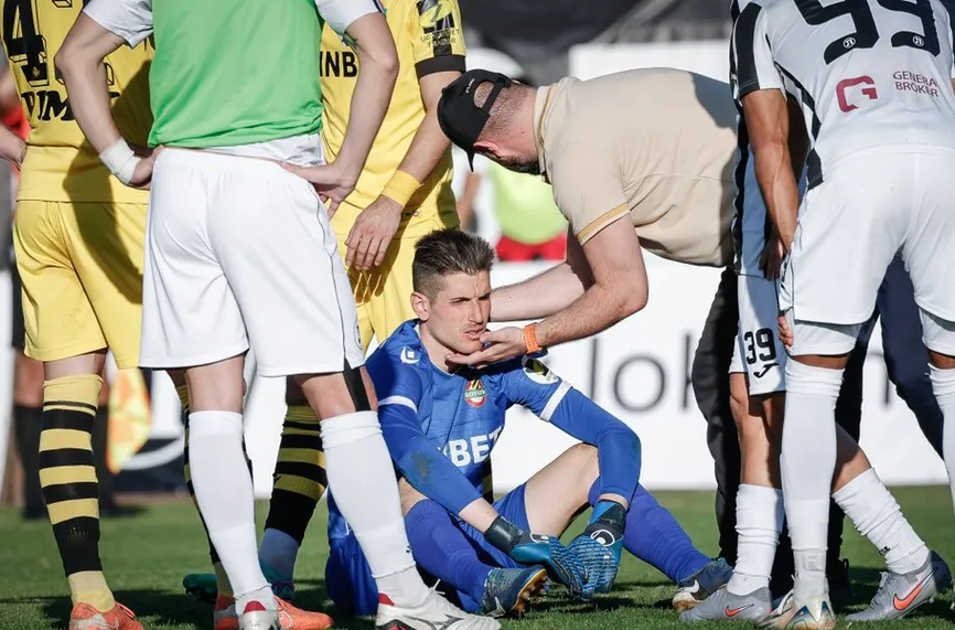 Срещата между Локомотив и Ботев Пловдив бе прекратена при 1:1