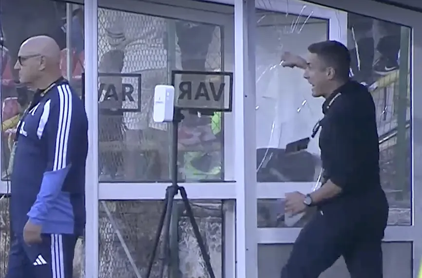 Хулио Веласкес счупи стъкло на скамейката във Враца